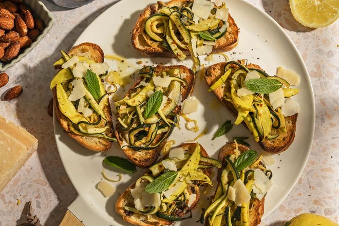 Für einen entspannten Einstieg in den Abend: Leichte Snacks wie Bruschetta harmonieren sehr gut mit einem Glas Prosecco.