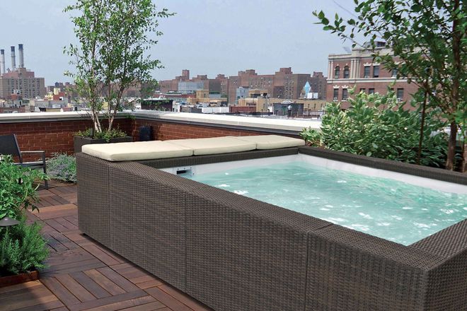 Ein Lounge-Pool macht aus einer Dachterrasse ein privates Luxus-Spa.