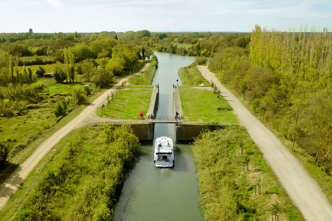Urlaub machen, wo es am sch&ouml;nsten ist - mit einem Hausboot kann man sich wunderbar treiben lassen.
