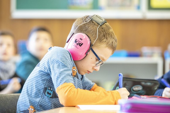 Einfach mal alle Umgebungsgeräusche ausschalten: Praxiserfahrungen zeigen, dass Schüler mit Gehörschützern konzentrierter arbeiten und oft zu besseren Lernresultaten kommen.