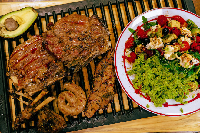 Grillgut bekommt mit speziellen Kräuter- und Gewürzmischungen eine besondere Note.