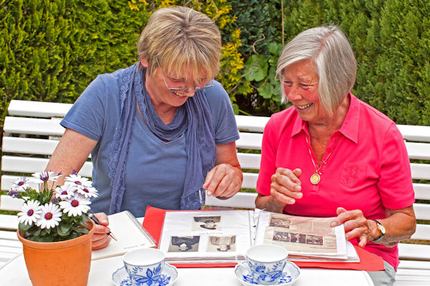 Senioren-Assistenten bringen auch Zeit für Gespräche, Spiele oder Spaziergänge mit.