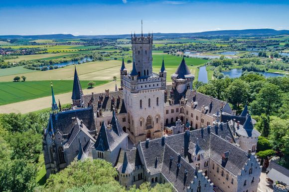 Das neugotische Schloss Marienburg thront hoch über dem grünen Calenberger Land.