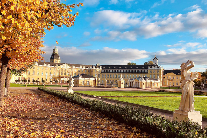 Das Karlsruher Schloss ist eines von vielen Highlights in der badischen Fächerstadt.