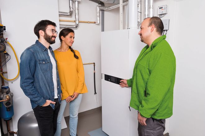 Hausbesitzer, die auf moderne Öl-Brennwerttechnik setzen und damit ihre Heizung modernisieren, sparen anschließend Brennstoff und damit Heizkosten ein.