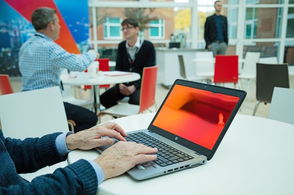 An öffentlichen Orten, in der Bahn oder im Café können viele allzu neugierige Augen mitlesen. Blickschutzfilter für das Notebook können dieses visuelle Hacken verhindern.