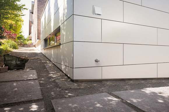 Eine kleine Öffnung in der Mauer genügt, um in Kellerräumen durch eine automatische Wohnungslüftung ein gesundes und angenehmes Raumklima zu schaffen.