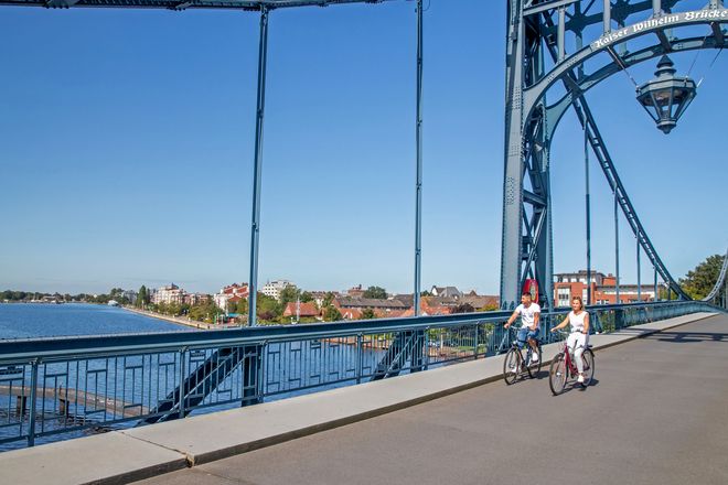 Über die imposante Kaiser-Wilhelm-Brücke führt der Weg von der Innenstadt an den Südstrand.