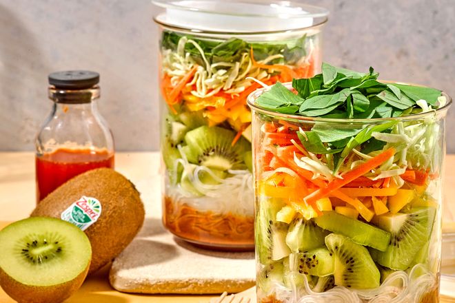 Schichtweise ins Glas gepackt: Damit alle Zutaten m&ouml;glichst lange knackig bleiben, kommt die Sauce zuunterst ins Glas.