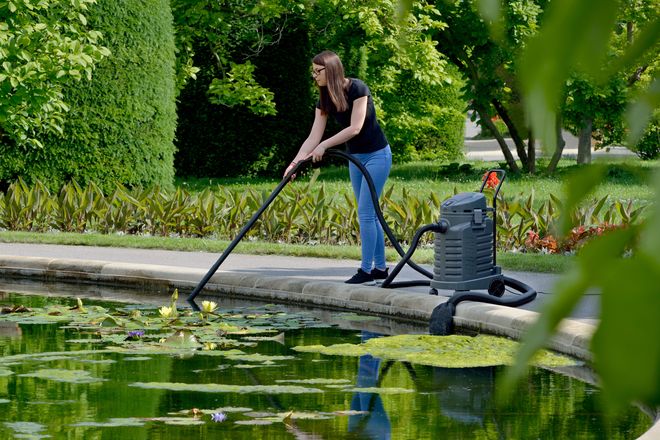 Neben einem gut aufeinander abgestimmten Pumpen- und Filtersystem kann auch ein Schlammabsauger für klares Wasser im Gartenteich sorgen.