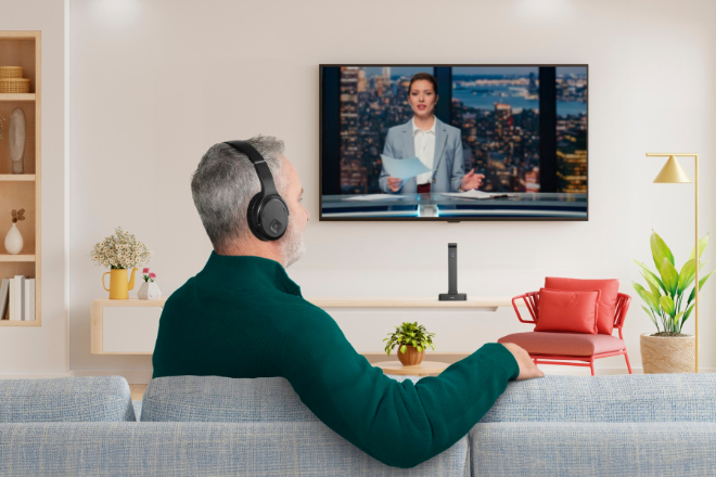 Mit einem spezialisierten TV-Kopfhörer lässt sich der Fernsehton ganz individuell in der gewünschten Lautstärke genießen, ohne Mitbewohner oder Nachbarn zu stören.