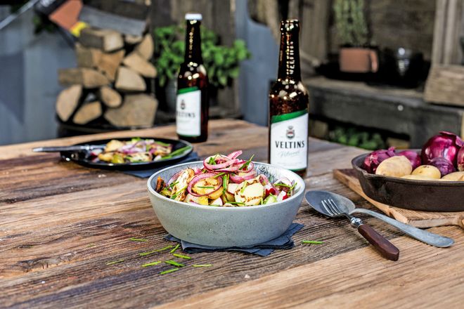 Rezepttipp für einen lauen Sommerabend: Gegrillter Kartoffelsalat mit Zwiebeln und Bierdressing.