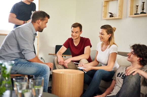 In kleinen Wohnungen oder WGs sind multifunktionale Möbel, wie die Polstertonne "Formkiste", beliebte Wohnaccessoires.