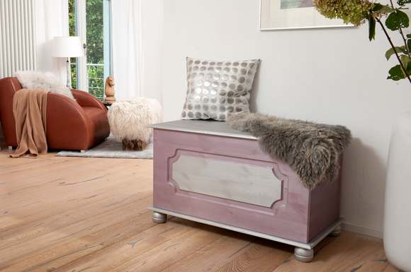 Ob eine schöne alte Holztruhe neu aufbereitet oder kleine Accessoires aus Holz in schimmernden Farben: Es ist erlaubt, was gefällt und was das Hygge-Gefühl im Zuhause weiter verstärkt.