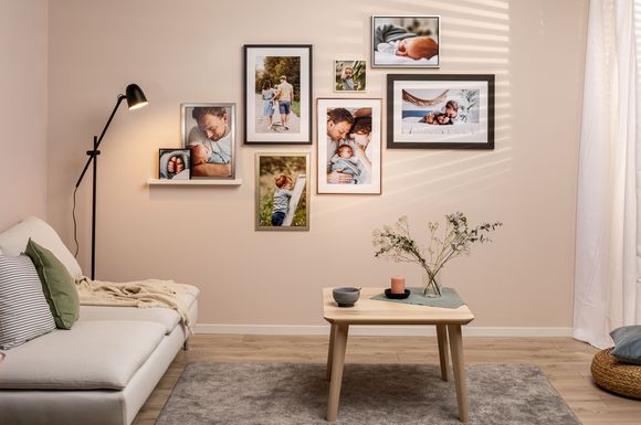 Wandbilder der schönsten Babyschnappschüsse ergeben mit der Zeit eine ansehnliche private Galerie.