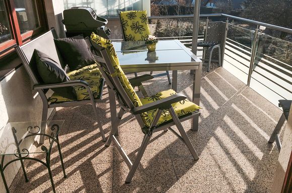 Frisch renoviert wirkt der Balkon an warmen und sonnigen Tagen gleich nochmal so einladend.