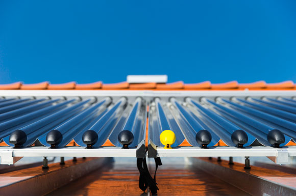 Pro Person genügen bei einer Solarthermieanlage rund 1,5 Quadratmeter an Kollektorfläche nur zur Warmwasseraufbereitung. Bei einer zusätzlichen Heizungsunterstützung ist mit 2,5 Quadratmetern zu rechnen.