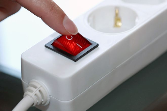 Viele Elektrogeräte verbrauchen auch im Leerlauf Strom. Dagegen hilft nur das komplette Abschalten. Ganz einfach funktioniert dies über Steckdosenleisten.
