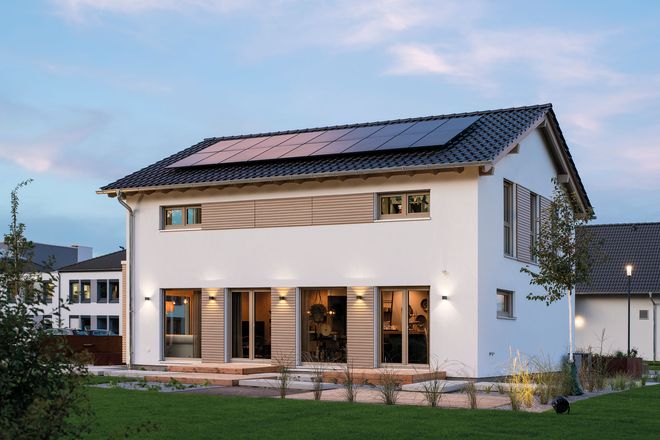 Eine Photovoltaikanlage auf dem Dach, ein regeneratives Heizsystem, der naturgesunde Baustoff Holz und eine wirksam gedämmte Gebäudehülle: Beim klimafreundlichen Eigenheim sind alle Komponenten aufeinander abgestimmt.