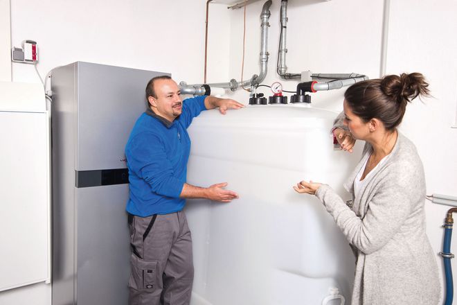 Haushalte, die an der Pilotinitiative teilnehmen, erhalten als erste Tankfüllung nach der Modernisierung eine treibhausgasreduzierte Mischung aus einem nahezu CO2-neutralen Brennstoff und Premium-Heizöl.