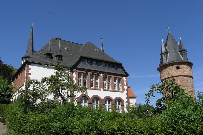 Die Klosterbergschule neben dem Diebsturm zeugt von Wetters bedeutender akademischer Geschichte.