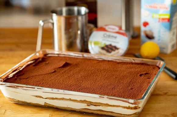 Der italienische Dessertklassiker lässt sich mit der veganen Creme leicht und bekömmlich zubereiten.