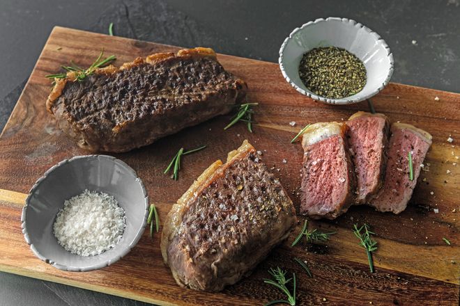 Mit dem richtigen Kochgeschirr gelingt ein sous-vide gegartes Entrecôte ganz einfach.