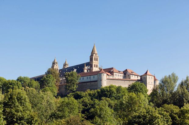 Wandern und Kulturgenuss gehören auf dem Kocher-Jagst-Trail zusammen. Eine der Sehenswürdigkeiten auf dem Kochersteig ist das ehemalige Benediktinerkloster Comburg in Steinbach nahe Schwäbisch Hall.