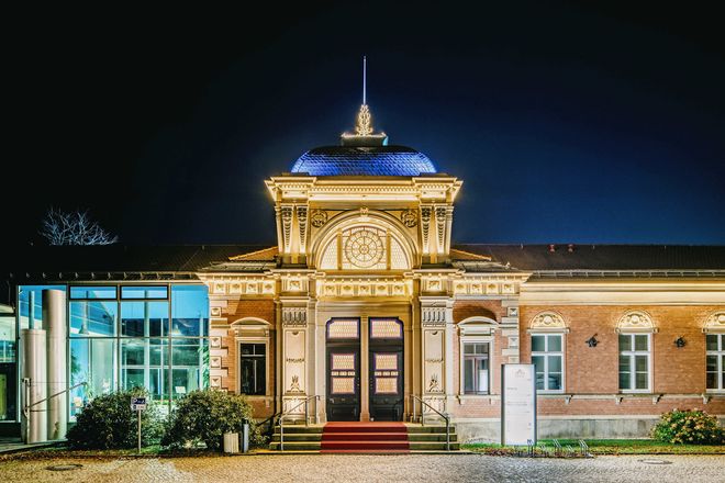 Im historischen Albert Bad in Bad Elster, hier in abendlicher Illumination, treffen Tradition und Moderne reizvoll aufeinander – in der Architektur und den Therapie- und Wohlfühlanwendungen.