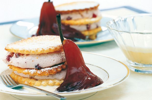Ein köstliches Dessert ist das Sauerrahm-Mille-Feuille mit Portweinbirnen.