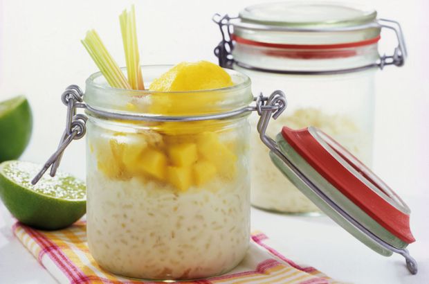 Exotisch-frischer Nachtisch: Zitronengras-Milchreis mit Mangosorbet.
