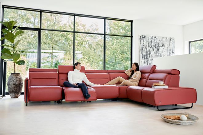 Großzügige Sofalandschaften bieten genug Platz für die ganze Familie, der Sitzkomfort lässt sich individuell regulieren.
