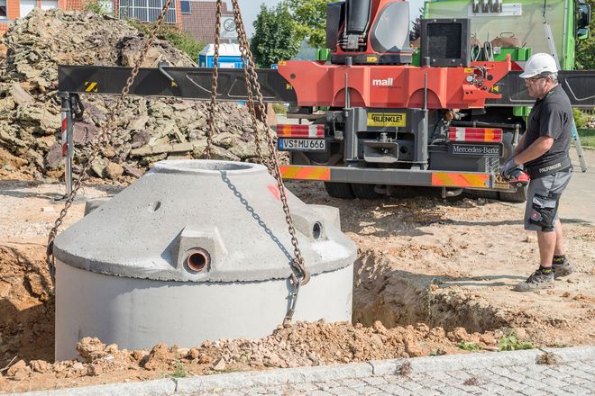 Die Betonzisterne zum Regenwassersammeln wird unterirdisch verbaut.