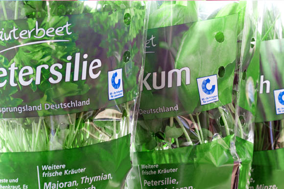 Im Supermarkt gibt es Töpfe mit frischen Kräutern in verschiedenen Sorten.