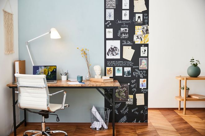 Mit kreativer Wandgestaltung lässt sich der Heimarbeitsplatz effektvoll vom übrigen Raum abgrenzen. Besonders raffiniert: eine magnetische Wandtafel.