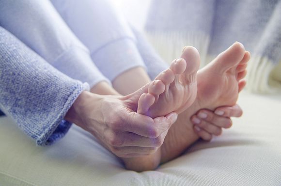 Nervenschäden in den Füßen können sehr schmerzhaft sein - herkömmliche Schmerzmittel helfen in der Regel nicht.
