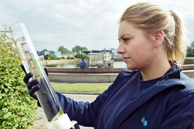 Wiebke Wuchsa muss täglich Abwasserproben aus der Kläranlage nehmen und im Labor untersuchen, damit mögliche Umweltbelastungen schnell erkannt und vermieden werden können.