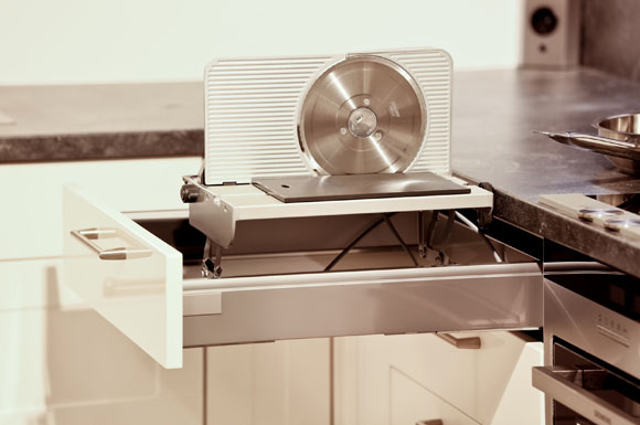 In Geräteschubladen können Brotschneidemaschine, Toaster oder Küchenwaage fest montiert und bei Gebrauch herausgezogen werden.