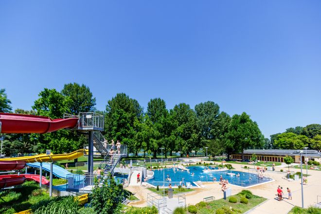 Im Sommer kann man zur Abkühlung das direkt am Rheinufer gelegene Rheinstrandbad besuchen.