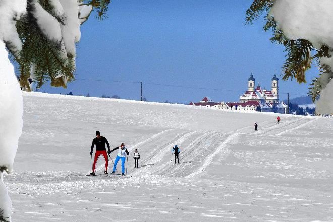 Ein 34 Kilometer umfassendes Loipennetz und zahlreiche Winterwanderwege laden zum Aktivsein rund um Ottobeuren ein.
