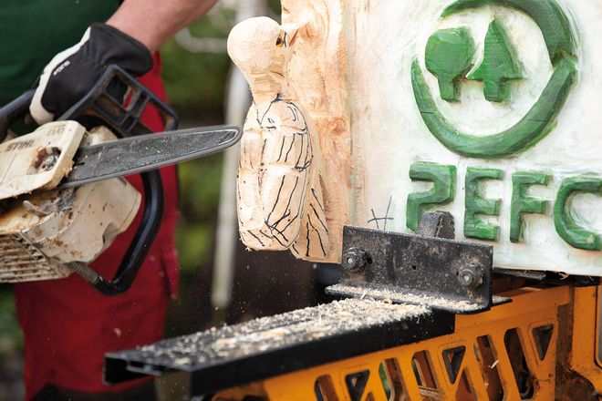 Mit Motorsäge und Holz aus dem eigenen Wald entstehen waldige Kunstwerke.