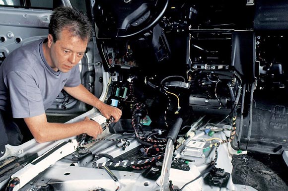 In den Kabelbäumen, elektronischen Bauteilen und Elektromotoren moderner Autos sind im Schnitt 25 Kilogramm Kupfer verbaut.