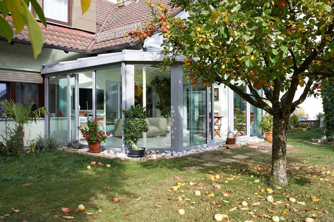 Ein Wintergarten in Wohnraumqualität: Garten und Natur können auf diese Weise unmittelbar erlebt werden.