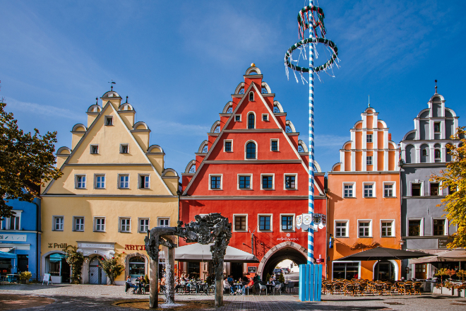 Bunte Renaissancehäuser bilden in Weiden in der Oberpfalz ein einzigartiges Altstadt-Ensemble.