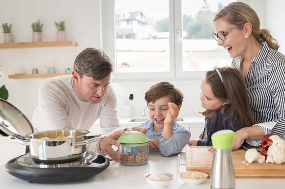 Frische Gerichte für die ganze Familie lassen sich mit der richtigen Zubereitungsmethode und dem passenden Kochgeschirr auch in kurzer Zeit zubereiten.