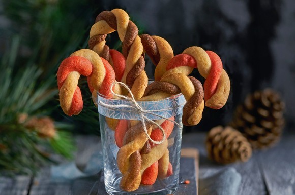 Ein süßer Gruß aus der Weihnachtsbäckerei: Die Zuckerstangen sind ein echter Hingucker und lecker zugleich.