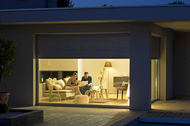 Moderne Hausautomationssysteme lassen sich mit innovativen LED-Lichtkonzepten verbinden - auf diese Weise kann man die Lichtfarbe nach Lust und Laune wechseln.