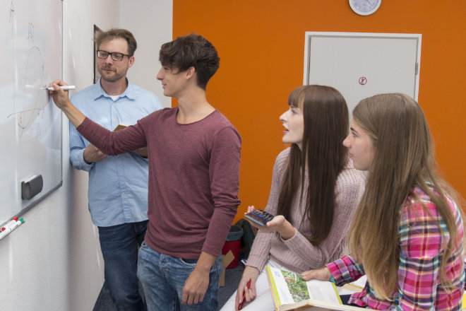 Der Job eines Nachhilfelehrers ist es, junge Menschen auf ihrem wichtigen Weg durch die Schule zu unterstützen.