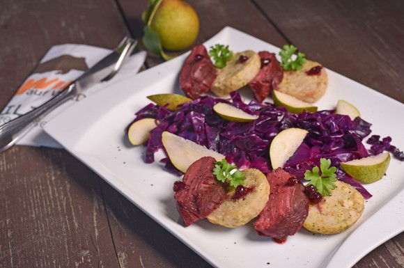 Rehrücken gegrillt mit Wacholderchips oder im Ofen zubereitet - es braucht weder viele Zutaten noch viel Vorbereitung, um den Klassiker in modernem Gewand auf den Tisch zu bringen. Begeisterung ist garantiert.
