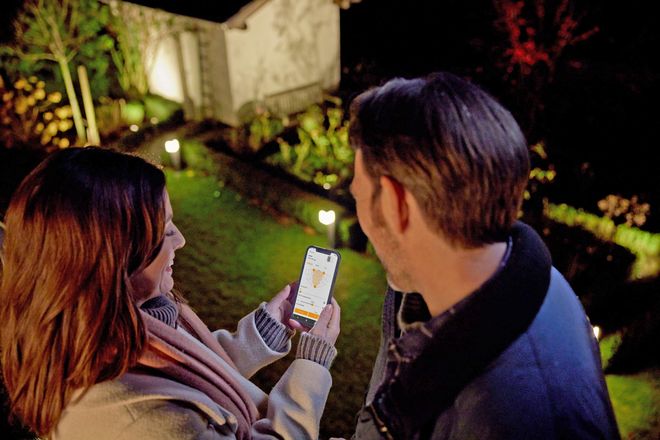 Intelligente Außenleuchten lassen sich auf Wunsch auch per App steuern.